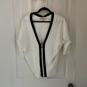 Short sleeve sweater size medium, Philosophy, black and white
